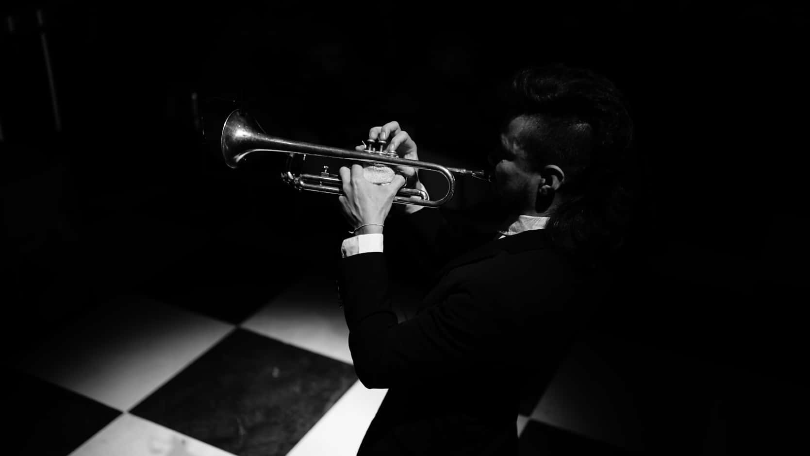 Foto en blanco y negro de un trompetista